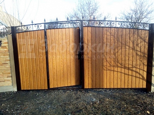 Распашные ворота со встроенной калиткой
