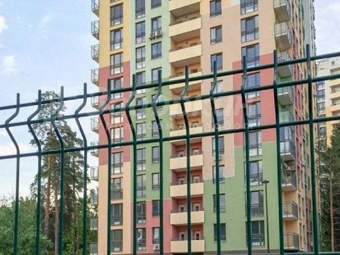 забор для многоквартирного дома