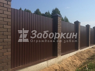 С кирпичными столбами