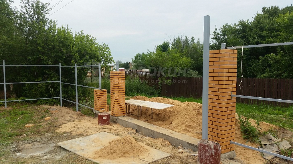 кирпичные столбы